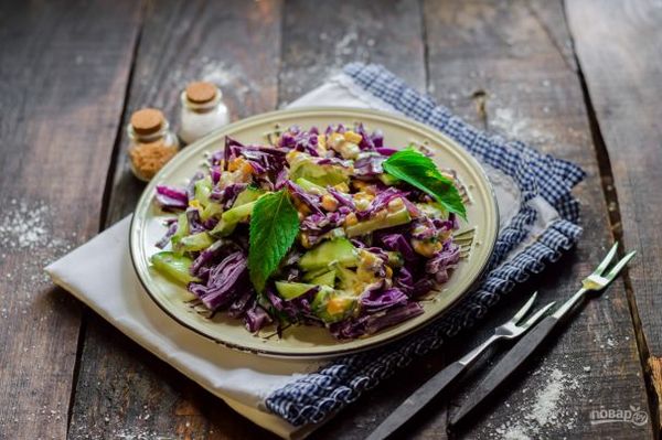 Салат с красной капустой и кукурузой