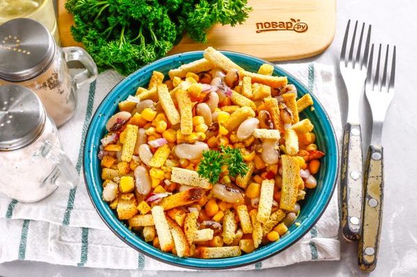 Постный салат с фасолью и сухариками