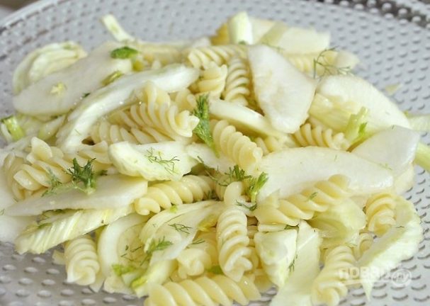 Салат с фенхелем, макаронами и грушей