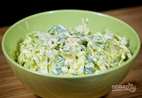 Салат с отварной курицей, яйцом и овощами