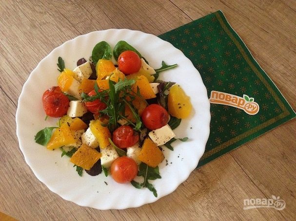 Салат с моцареллой, запеченными перцем и помидорами