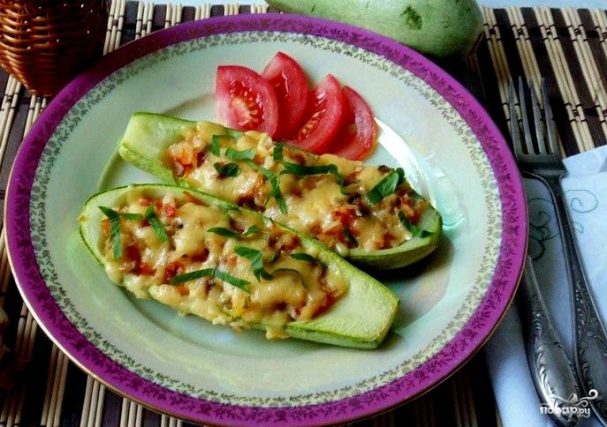 Кабачки, фаршированные рисом и овощами