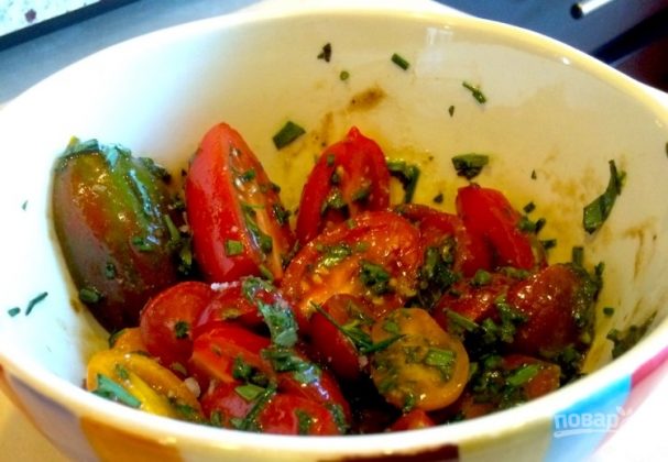 Салат с помидорами и зеленью