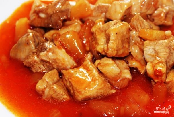 Мясо с ананасами в кисло-сладком соусе