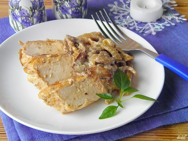 Куриное филе под грибным соусом