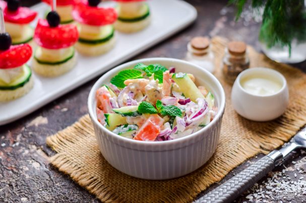 Салат с креветками, помидорами и огурцами