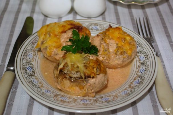 Запеченные грибы с фаршем в духовке