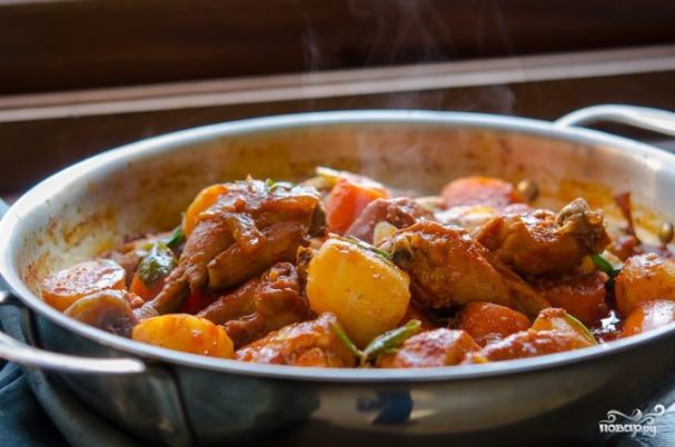 Курица, тушенная с луком и морковью