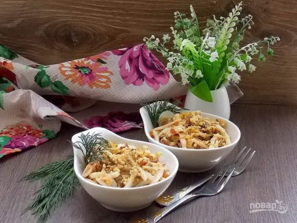 Салат с кальмарами, грибами и орехами