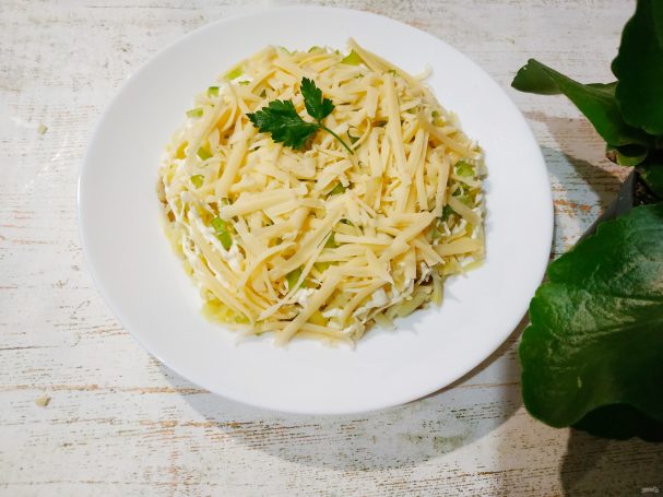 Салат с картошкой, курицей, грибами и сыром