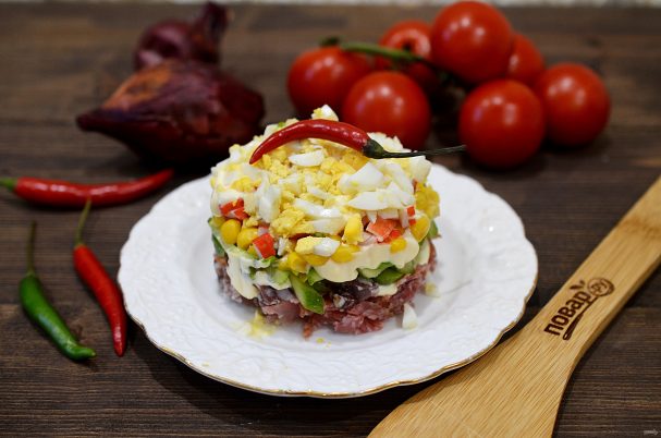 Слоеный салат с кукурузой