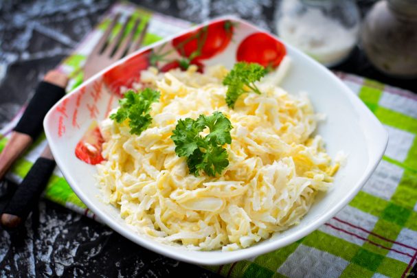 Салат с дайконом и яйцом