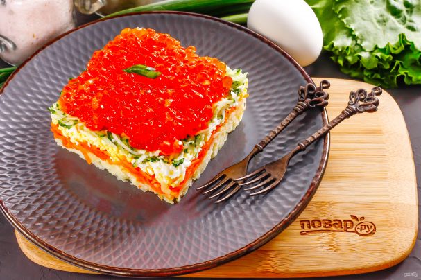 Слоеный салат с красной икрой