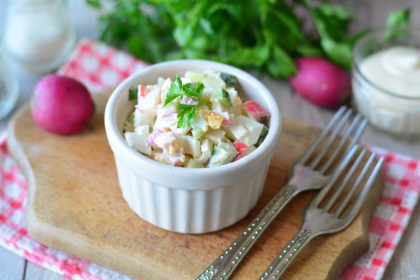 Салат с редиской и крабовыми палочками