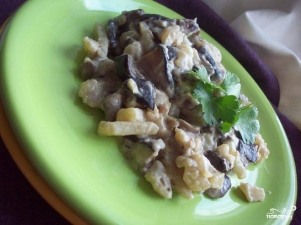 Тушеная картошка с грибами и сметаной