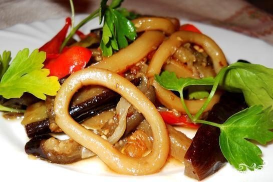 Кальмары, тушенные с овощами Кальмары, тушенные с овощами