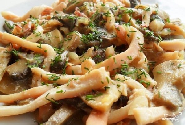 Кальмары с грибами, тушенные в сметане