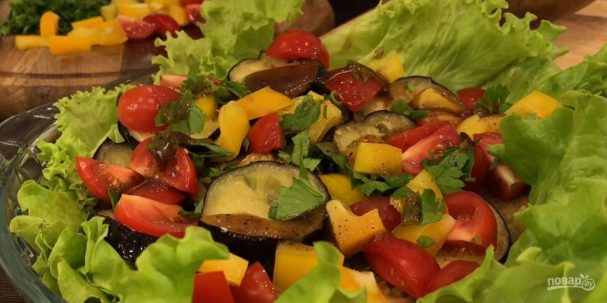 Теплый салат из баклажанов со вкусным соусом