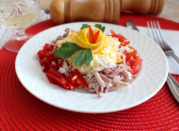 Салат с кальмарами, помидорами и перцем