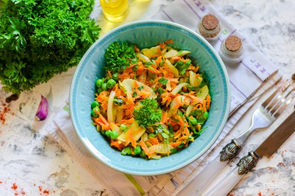 Салат с жареным луком и морковью