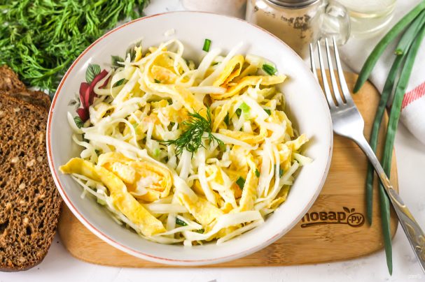 Салат с яичными блинчиками и капустой
