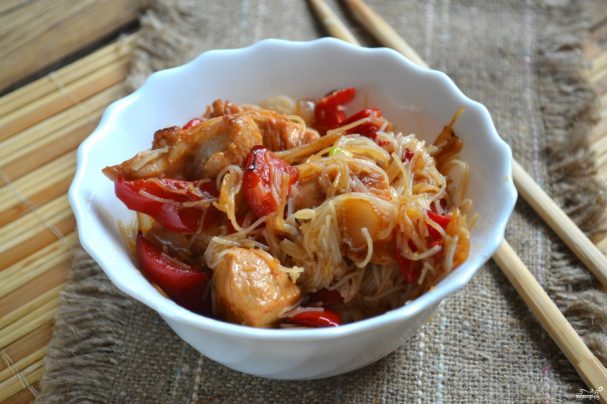 Рисовая лапша с курицей
