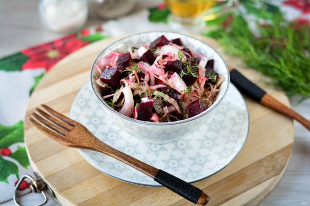 Салат из свеклы и квашеной капусты
