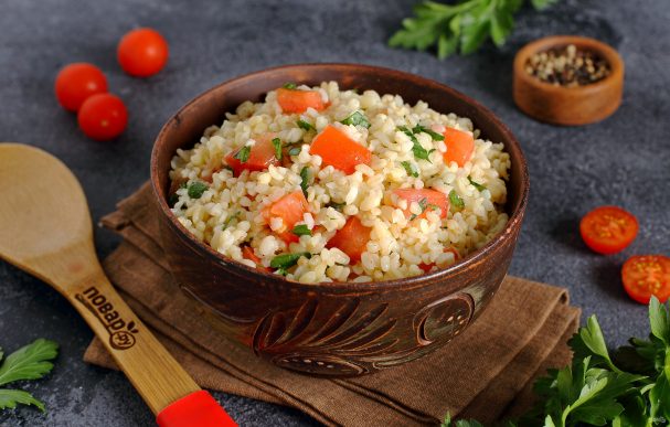 Салат с булгуром и помидорами
