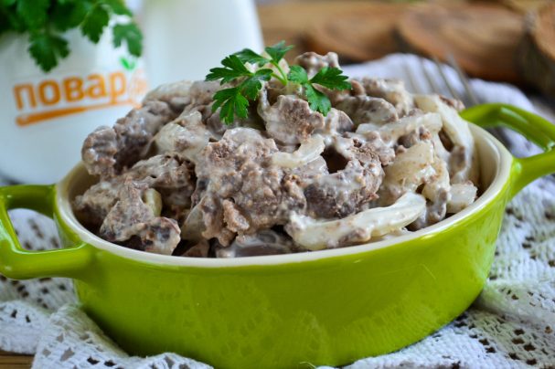 Салат из печени с маринованным луком