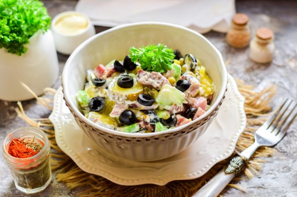 Салат с ветчиной и маслинами
