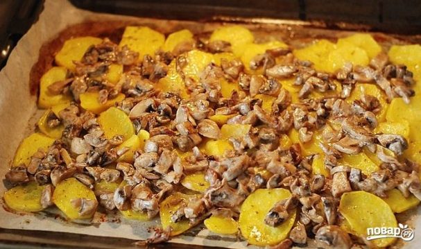 Грибы со свининой и картофелем в духовке
