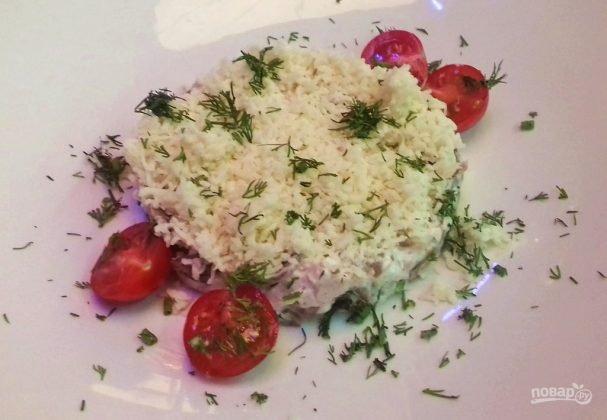 Салат с курицей, грибами и грецкими орехами