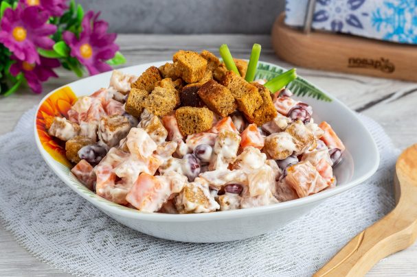 Салат с копченой курицей и фасолью Салат с копченой курицей и фасолью