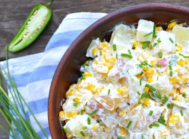Салат из картофеля и кукурузы