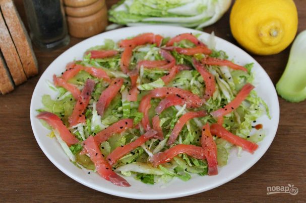 Салат с красной рыбой и пекинской капустой
