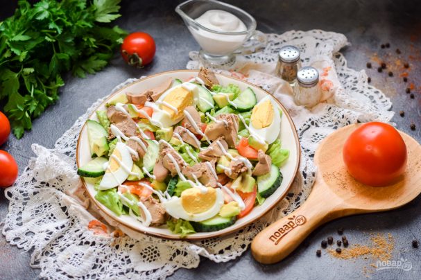 Салат с куриной печенью и авокадо
