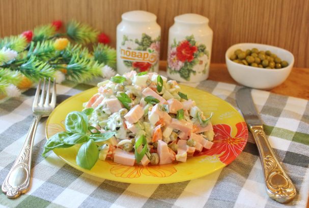 Салат с горошком, яйцами и колбасой