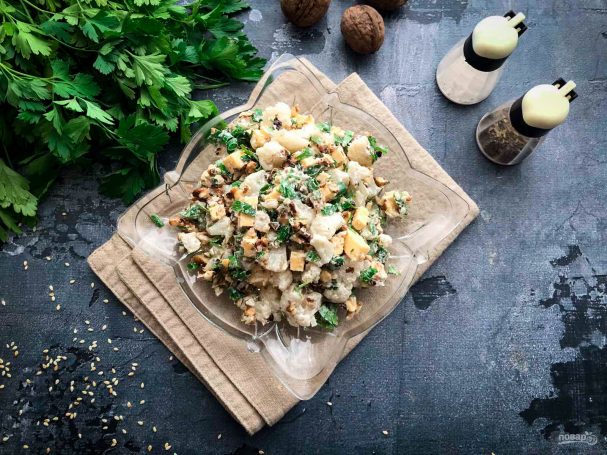 Салат с цветной капустой и грецкими орехами