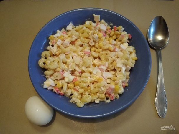 Салат с крабовыми палочками и макаронами Салат с крабовыми палочками и макаронами