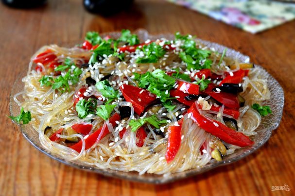 Салат с фунчозой и баклажанами
