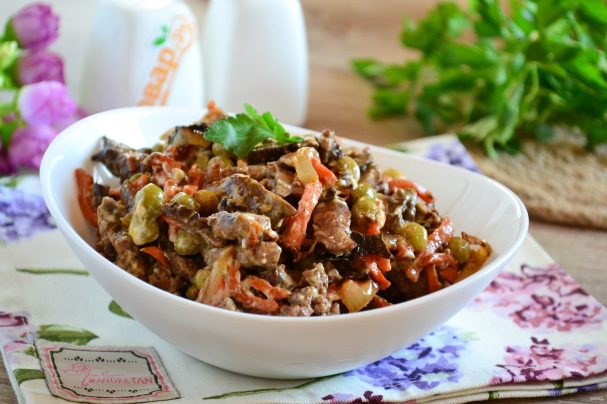 Cалат из куриной печени с зеленым горошком
