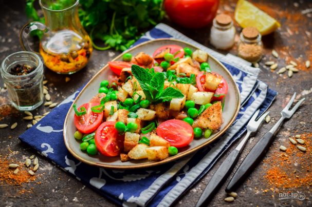 Салат с зеленым горошком и сухариками