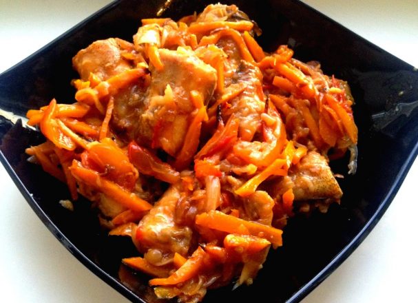 Щука, тушенная с морковью и луком