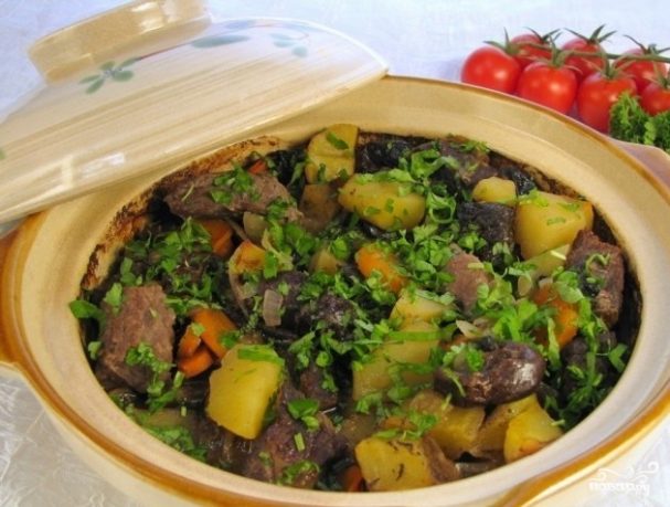 Говядина, тушенная с черносливом и картофелем