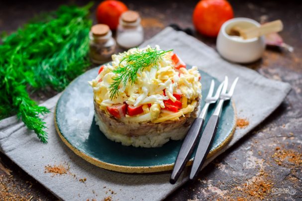 Салат с крабовыми палочками и рыбными консервами