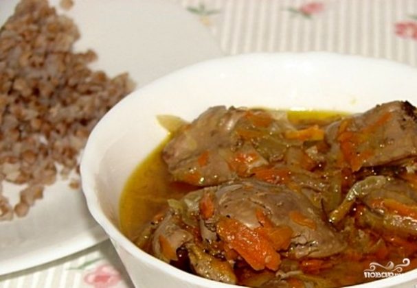 Куриная печень с луком и морковью