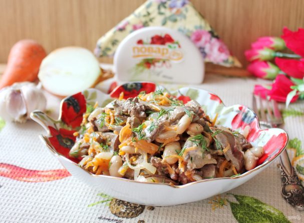 Салат с куриной печенью и фасолью