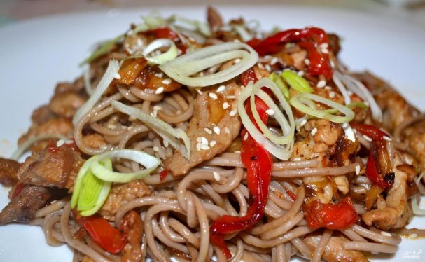 Гречневая лапша со свининой и овощами