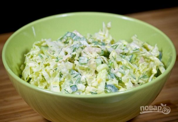 Салат с курицей, пекинской капустой и огурцом