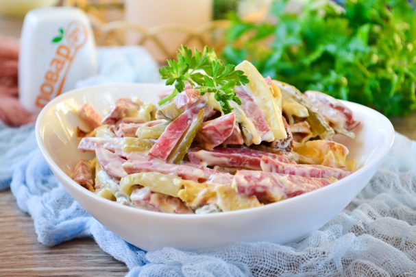 Салат с блинами и копченой колбасой Салат с блинами и копченой колбасой